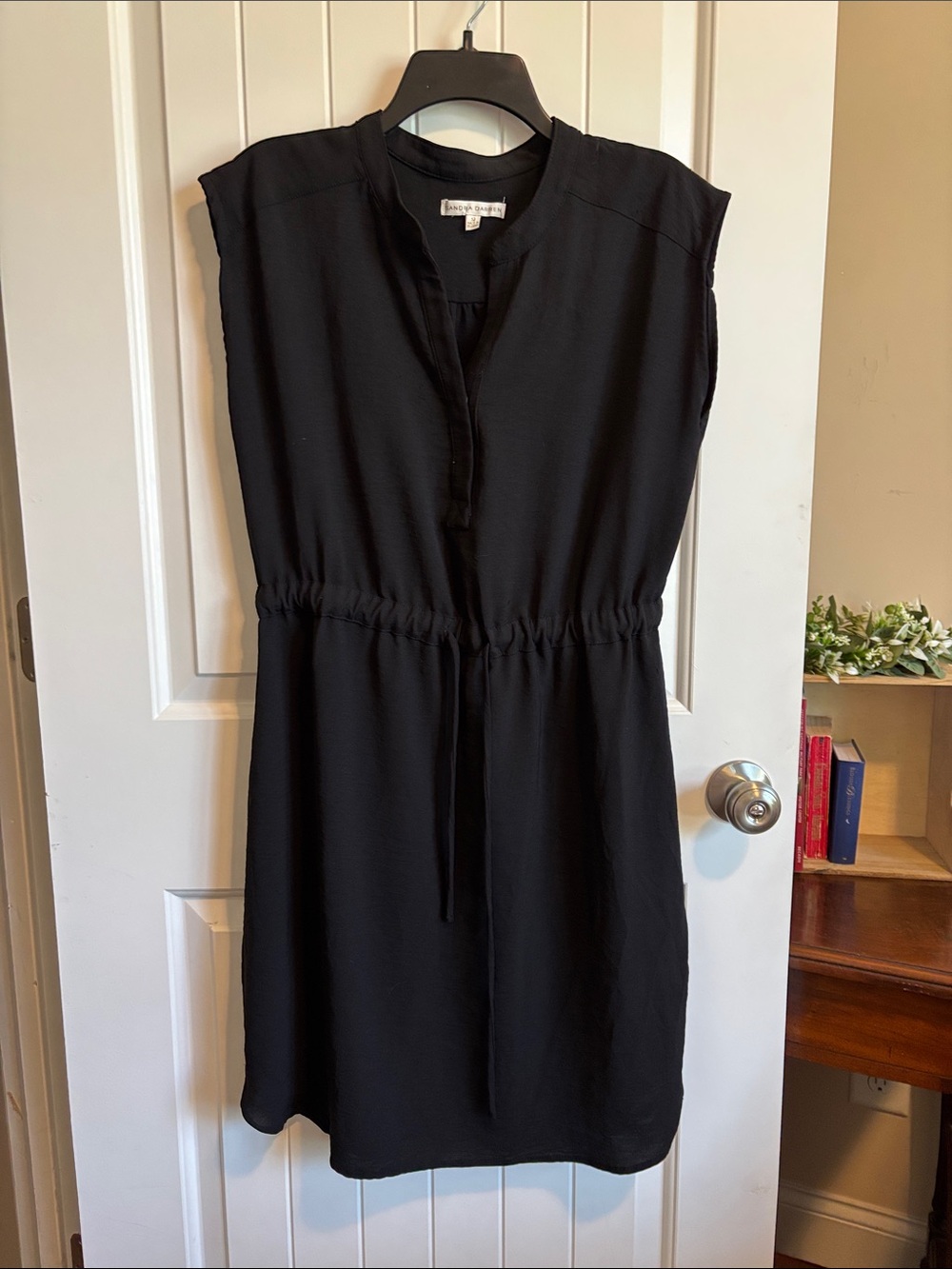 Sandra Darren Black Sleeveless Drawstring Midi Dress. Size 12
